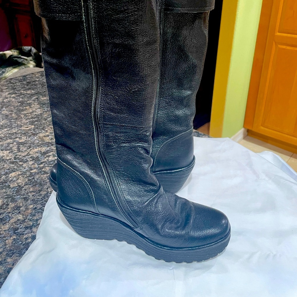 Women’s Fly London leather boots size 39 in Black, excellent condition.